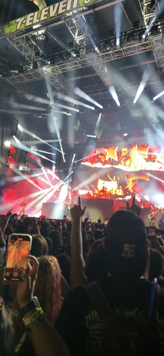 loopy_toons's tweet photo. Had the absolute bestest time at WWWY :D!!!! More photos when I'm back home but getting to see my idol perform for the first time was just *chefs kiss* >w< WAHHH I'M SO HAPPY!!!!!!!!
@PanicAtTheDisco https://t.co/Fv8Xb2p8jM