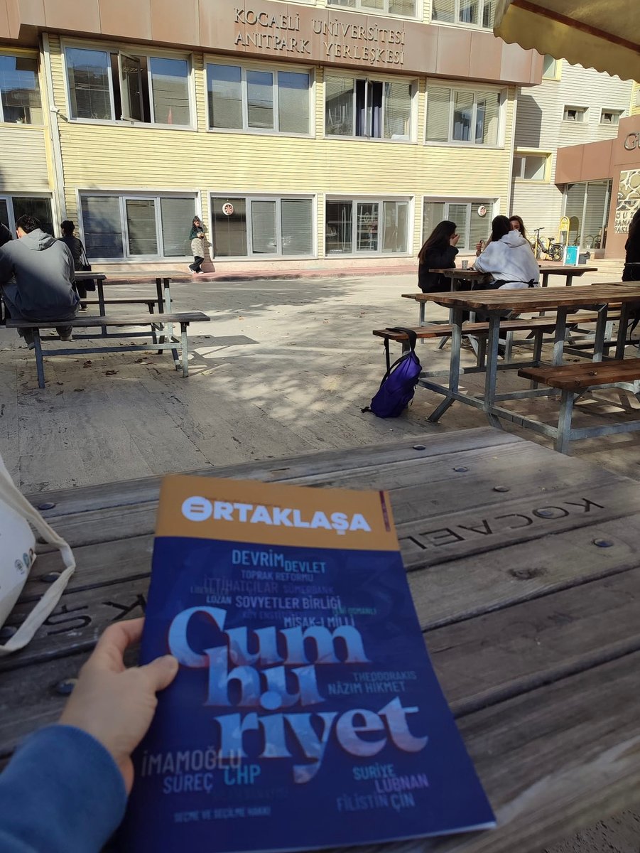 KocaeliTkp's tweet photo. Ortaklaşa Dergisi Kocaeli Üniversitesi’nde.
Patronların,tarikatların cumhuriyetine karşı yeniden Cumhuriyet için
Eşit,bilimsel,laik ve ücretsiz eğitim için
Sosyalist Cumhuriyet için @dergiortaklasa hepimizin.

Ortaklaşa için sayfamıza mesaj atabilirsiniz📩 https://t.co/vLOWo1fg8V