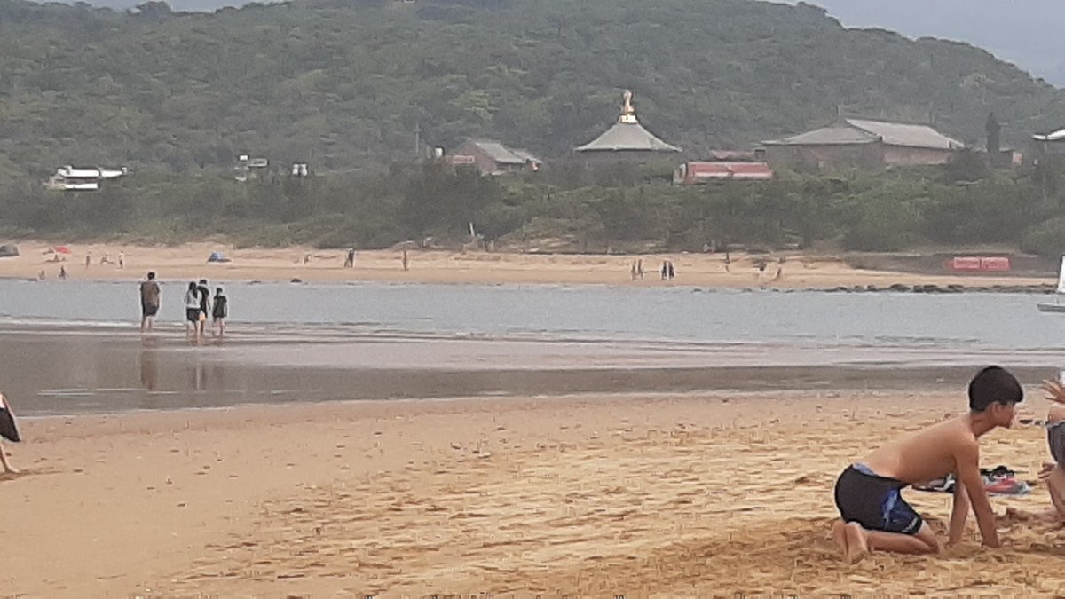 thesaggerlover's tweet photo. 海邊玩水，為什麼穿泳褲還要再穿內褲呢？
#男生露內褲 https://t.co/PyOeEUEEoB