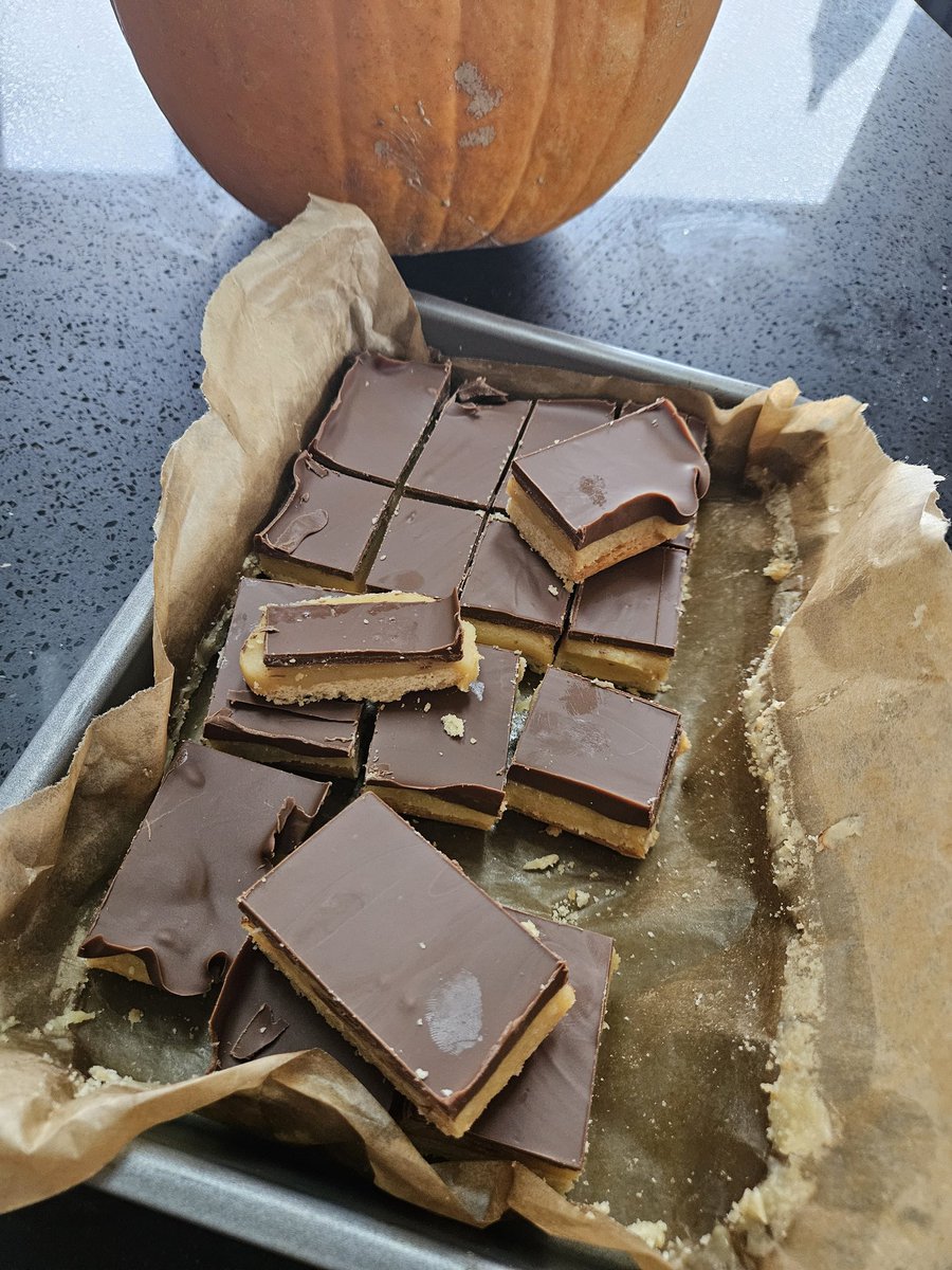 Mrs_Daye's tweet image. The joy of time⏳️.  Loads of wee jobs done around the house, some life admin ticked off and a tray of luscious millionaire&apos;s shortbread baked #OctoberWeek.