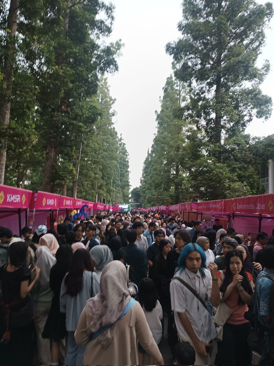 bandungupdate's tweet photo. @rudopathy Pasar seni tapi booth Seniman lebih kecil daripada booth makanan, booth makanan saling berjauhan, gimana bisa menikmati seni, jika jalan aja saling tabrakan. Kasian tuh anak kecil harus ke injek2 badan orang gede, ini ga jauh beda sama acara mingguan di gasibu. Peaa https://t.co/7XRQa1s95t