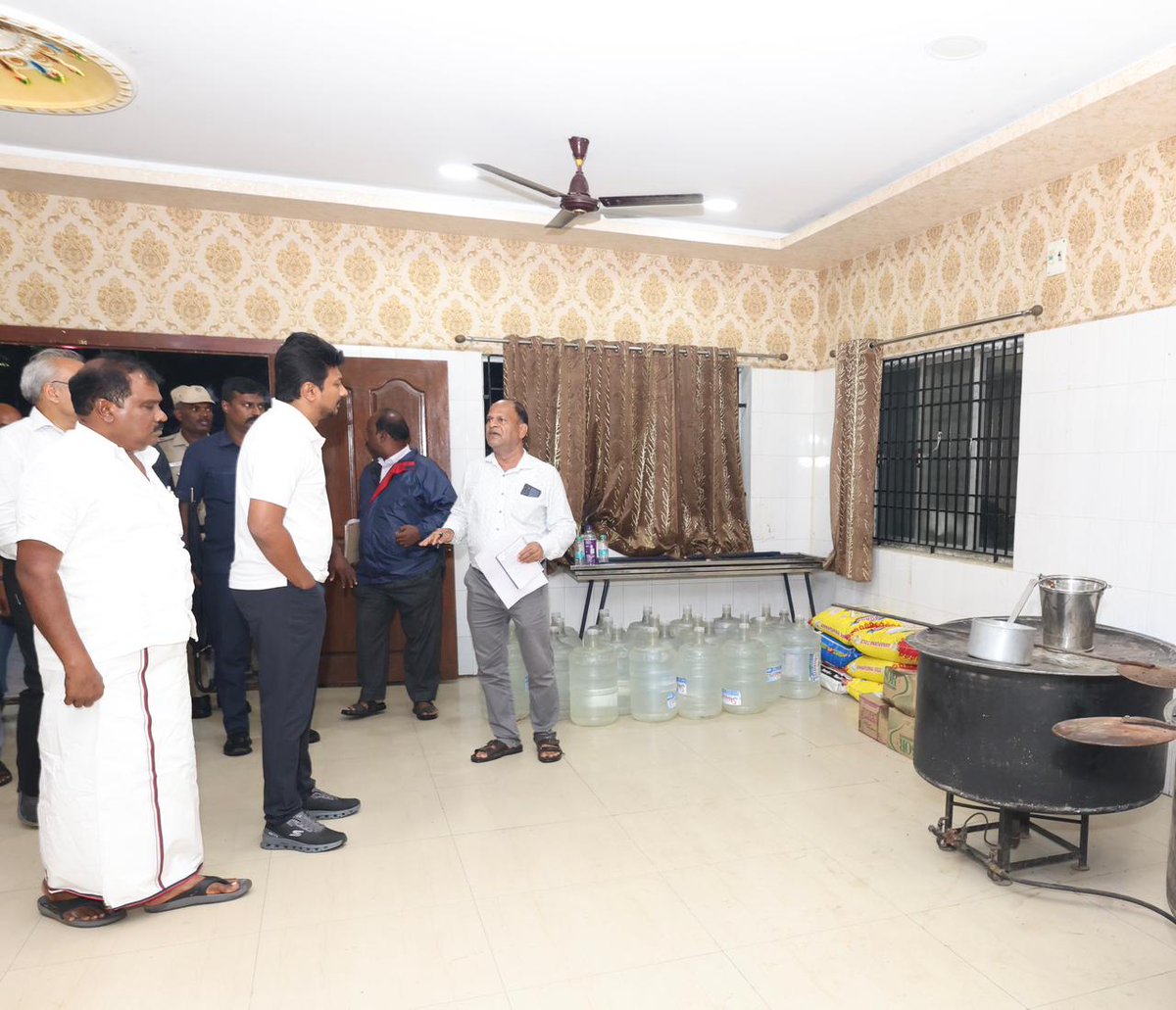 Udhay (@udhaystalin) on Twitter photo மாண்புமிகு முதலமைச்சர் <a href="/mkstalin/">M.K.Stalin - தமிழ்நாட்டை தலைகுனிய விடமாட்டேன்</a> அவர்களின் உத்தரவின்படி, மழைக்கால நிவாரணம் மற்றும் முன்னேற்பாட்டுப் பணிகளை ஆய்வு செய்து வருகிறோம்.
அந்த வகையில், <a href="/chennaicorp/">Greater Chennai Corporation</a> மண்டலம் 14-க்கு உட்பட்ட பள்ளிக்கரணை ஐ.ஐ.டி குடியிருப்பு பகுதியில் அமைக்கப்பட்டுள்ள தற்காலிக தங்கும் முகாமை இன்று ஆய்வு மாண்புமிகு முதலமைச்சர் <a href="/mkstalin/">M.K.Stalin - தமிழ்நாட்டை தலைகுனிய விடமாட்டேன்</a> அவர்களின் உத்தரவின்படி, மழைக்கால நிவாரணம் மற்றும் முன்னேற்பாட்டுப் பணிகளை ஆய்வு செய்து வருகிறோம்.
அந்த வகையில், <a href="/chennaicorp/">Greater Chennai Corporation</a> மண்டலம் 14-க்கு உட்பட்ட பள்ளிக்கரணை ஐ.ஐ.டி குடியிருப்பு பகுதியில் அமைக்கப்பட்டுள்ள தற்காலிக தங்கும் முகாமை இன்று ஆய்வு