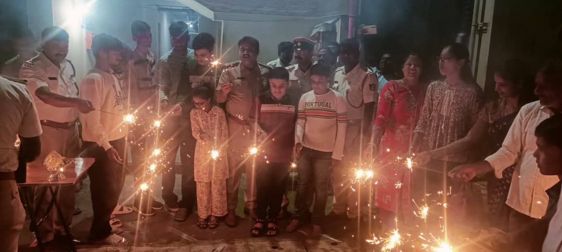acphsrtrps's tweet image. Celebrated &apos;Festival of Lights&apos; at Adugodi police quarters with  officers  &amp;amp; Staff of Traffic HSR sub Division.
&quot;May the festival of lights illuminate your path and keep you safe from traffic hazards. Wishing you a happy Diwali!&apos;&apos; 
#DiwaliWishes #SafeRoad #happydiwali2025