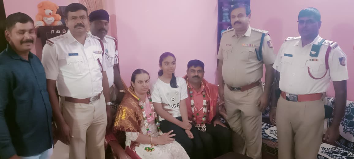 acphsrtrps's tweet image. Celebrated &apos;Festival of Lights&apos; at Adugodi police quarters with  officers  &amp;amp; Staff of Traffic HSR sub Division.
&quot;May the festival of lights illuminate your path and keep you safe from traffic hazards. Wishing you a happy Diwali!&apos;&apos; 
#DiwaliWishes #SafeRoad #happydiwali2025