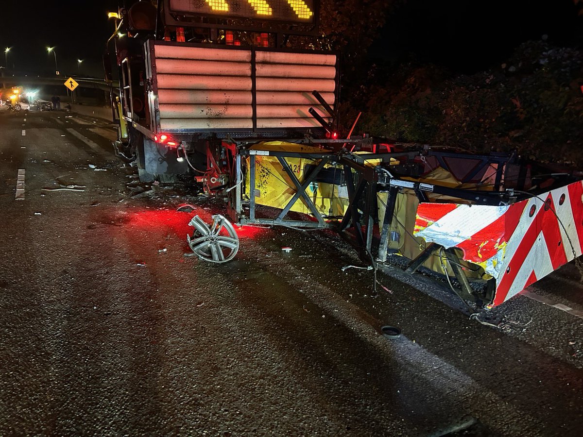 wspd2pio's tweet image. This was the collision NB 405 at SR 522 earlier this morning. A suspected impaired driver ran into an attenuator truck in the construction zone. No injuries. Driver arrested.