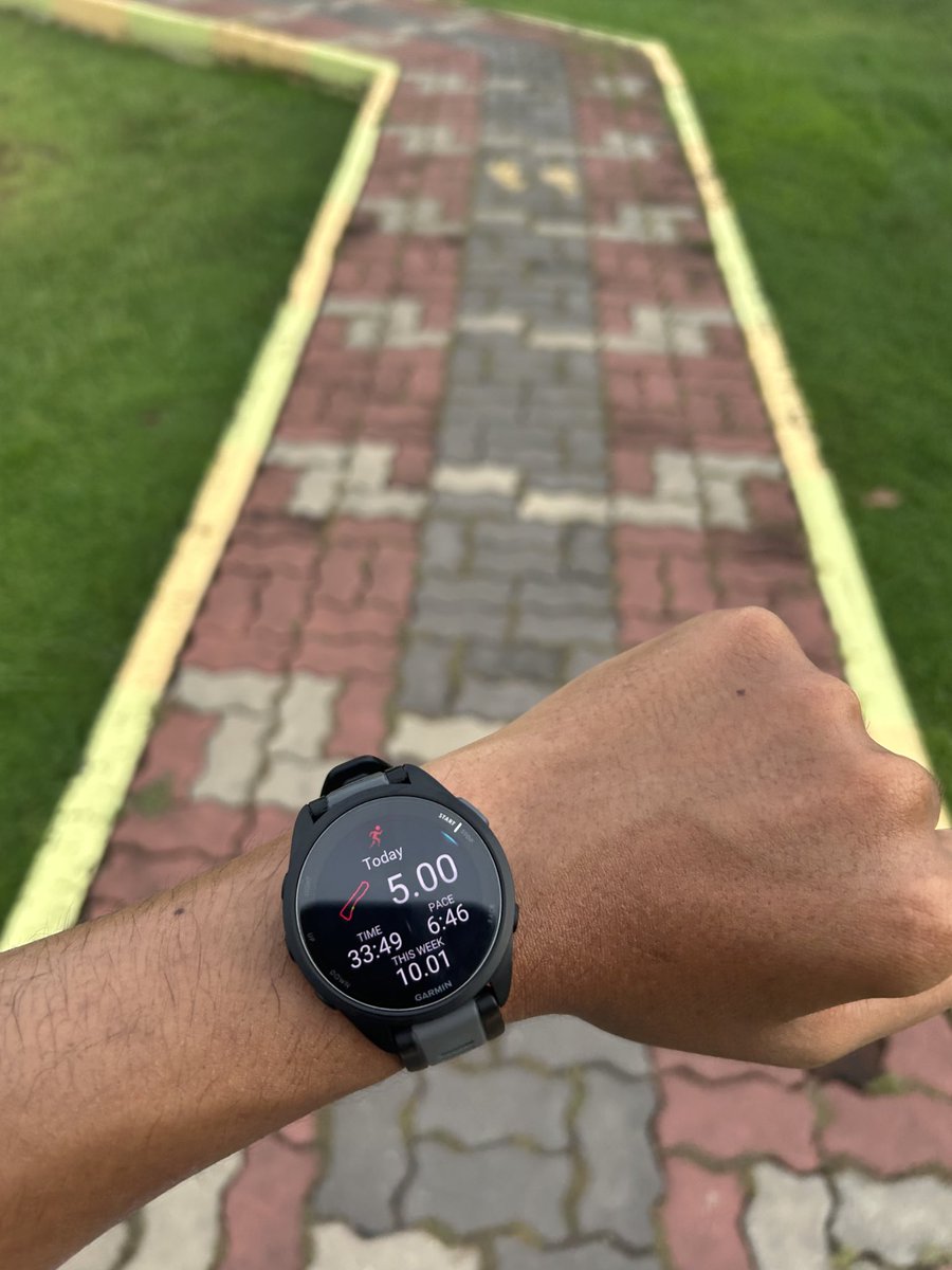 Montra01's tweet photo. Tak perlu tunggu azam tahun baru, mula lari sekarang dengan Garmin Forerunner 165 💨
Pace cun, motivasi pun datang 💯
#garmin #running #runwithgarmin https://t.co/ZClmefAF3V