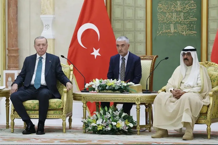 Türkiye ile Kuveyt’den denizcilik anlaşmaları

İki ülke arasında deniz taşımacılığı, gemiadamı sertifikaları, enerji ve yatırıma ilişkin dört yeni anlaşma imzalandı.

haberdenizde.com/denizde-gundem…

#deniztaşımacılığı #gemiadamıeğitimleri 

<a href="/RTErdogan/">Recep Tayyip Erdoğan</a> 
<a href="/aBayraktar1/">Alparslan Bayraktar</a> 
<a href="/TCEnerji/">T.C. Enerji ve Tabii Kaynaklar Bakanlığı</a>