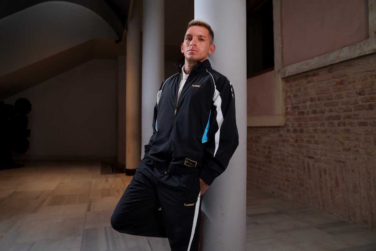 Yeni sezonla birlikte yepyeni bir yolculuk başlıyor. Lucas Torreira’nın enerjisi ve içtenliğiyle buluşan Sonbahar/Kış koleksiyonu; stilini güçlendirirken, kendi yolculuğunda seni yıldız gibi hissetmeye çağırıyor. 🐝⚽️ ⭐️

#OffThePitch #hummel #NewSeason #LucasTorreiraxhummel