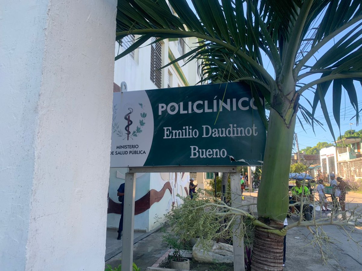MiGuantanamo's tweet image. #PoderPopular 🇨🇺 El Inder y Salud Pública realizaron una jornada de control de focos en 10 manzanas del área del Policlínico Norte para eliminar criaderos de mosquitos y prevenir arbovirosis como dengue, zika y chikungunya. 🦟🚫 #Salud #Cuba