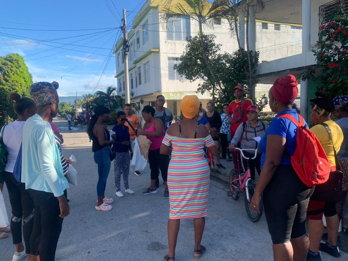 MiGuantanamo's tweet image. #PoderPopular 🇨🇺 El Inder y Salud Pública realizaron una jornada de control de focos en 10 manzanas del área del Policlínico Norte para eliminar criaderos de mosquitos y prevenir arbovirosis como dengue, zika y chikungunya. 🦟🚫 #Salud #Cuba