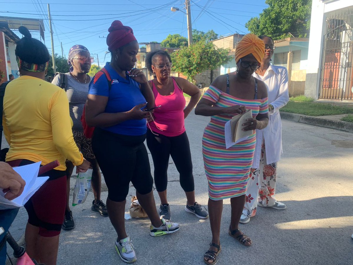 MiGuantanamo's tweet image. #PoderPopular 🇨🇺 El Inder y Salud Pública realizaron una jornada de control de focos en 10 manzanas del área del Policlínico Norte para eliminar criaderos de mosquitos y prevenir arbovirosis como dengue, zika y chikungunya. 🦟🚫 #Salud #Cuba