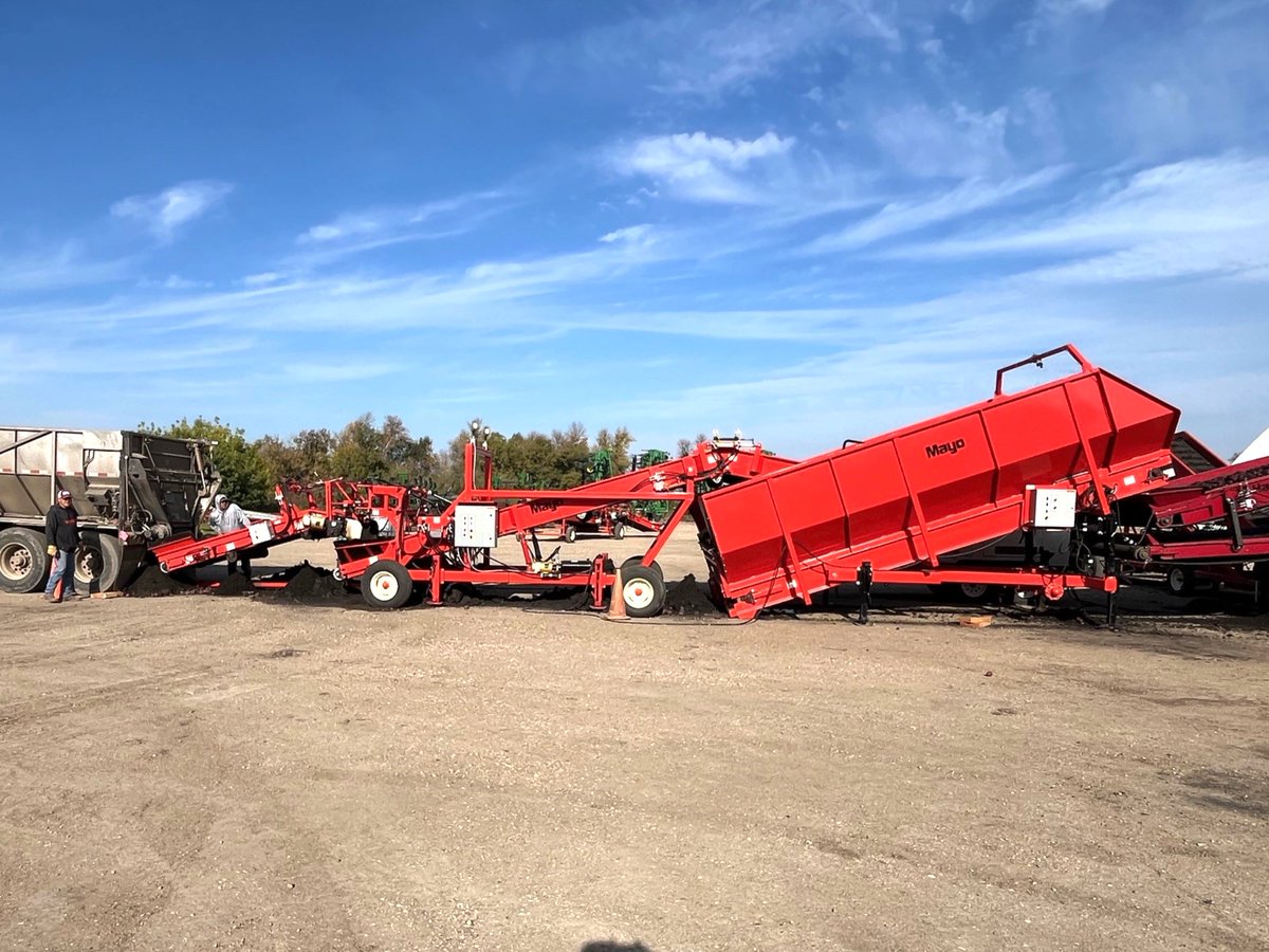 MAYOMFG's tweet photo. Mayo potato equipment in action. Our wide range helps growers and processors handle potatoes gently at high volume during harvest. Hoppers, Sorters, Eliminators, Piling &amp; Conveyor Lines, and Evenflows hard at work. Visit https://t.co/n2X0PE9Poj &amp; YouTube. https://t.co/W3x5Ls9arv