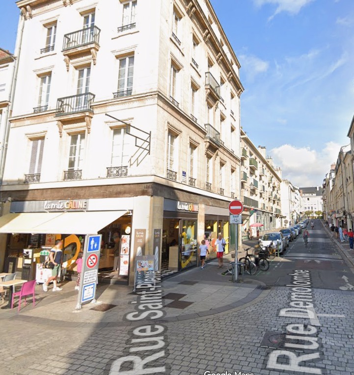 #Caen 15 août 1933. Quincaillerie Vassal à l'angle des rues Saint-Pierre et Demolombe et de nos jours. 
Collection A.Léger / Cadomus