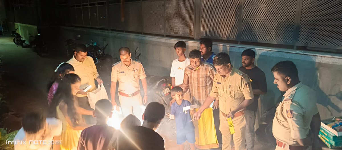 devanahalllips's tweet image. ಇಂದು ದೇವನಹಳ್ಳಿ ಪೋಲಿಸ್ ಠಾಣೆಯ ಸಿಬ್ಬಂದಿಯವರ ಮಕ್ಕಳೊಂದಿಗೆ ಪೋಲಿಸ್ ಕ್ವಾರ್ಟಸ್ ನಲ್ಲಿ ದೀಪಾವಳಿ ಹಬ್ಬ  ಆಚರಿಸಲಾಯಿತು.  ಸರ್ವ ನಾಗರೀಕ  ಬಂದುಗಳಿಗೆ ದೀಪಾವಳಿ ಹಬ್ಬದ ಶುಭಾಶಷಗಳು #WeServeWeProtect #Deepavali