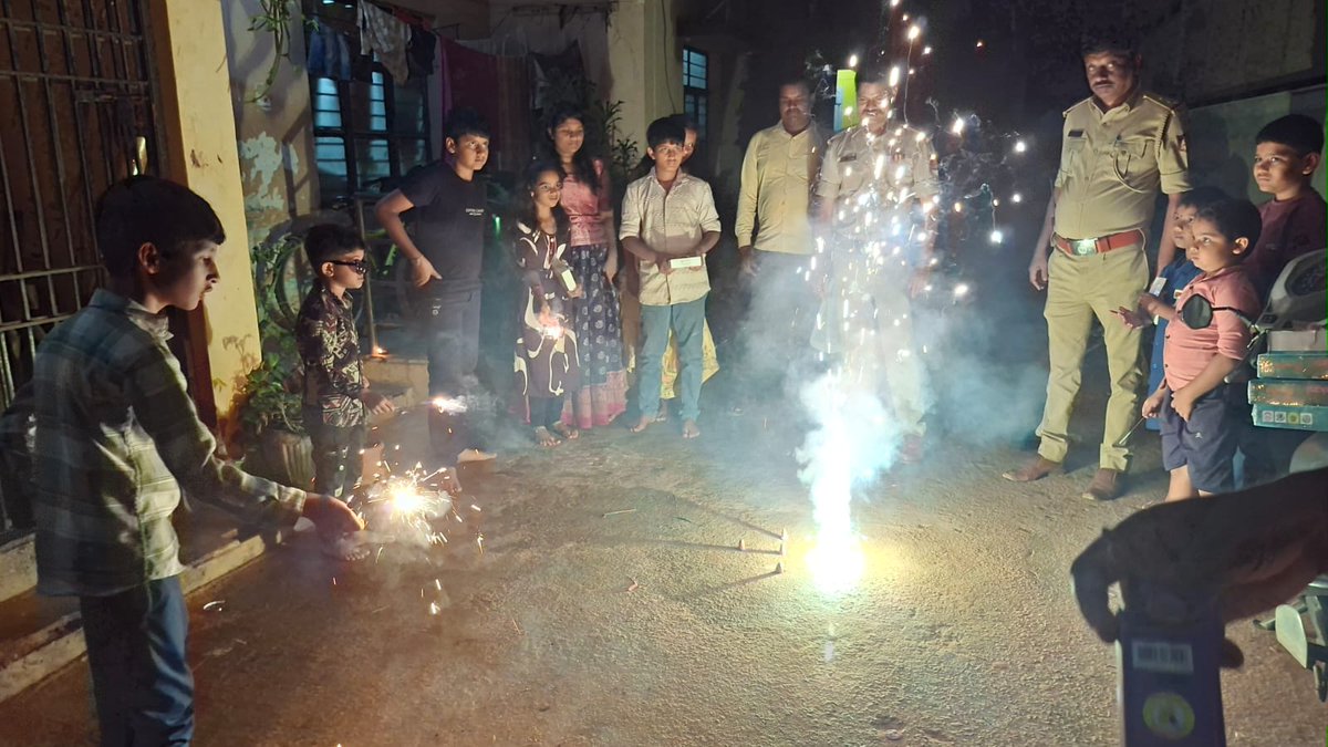 devanahalllips's tweet image. ಇಂದು ದೇವನಹಳ್ಳಿ ಪೋಲಿಸ್ ಠಾಣೆಯ ಸಿಬ್ಬಂದಿಯವರ ಮಕ್ಕಳೊಂದಿಗೆ ಪೋಲಿಸ್ ಕ್ವಾರ್ಟಸ್ ನಲ್ಲಿ ದೀಪಾವಳಿ ಹಬ್ಬ  ಆಚರಿಸಲಾಯಿತು.  ಸರ್ವ ನಾಗರೀಕ  ಬಂದುಗಳಿಗೆ ದೀಪಾವಳಿ ಹಬ್ಬದ ಶುಭಾಶಷಗಳು #WeServeWeProtect #Deepavali