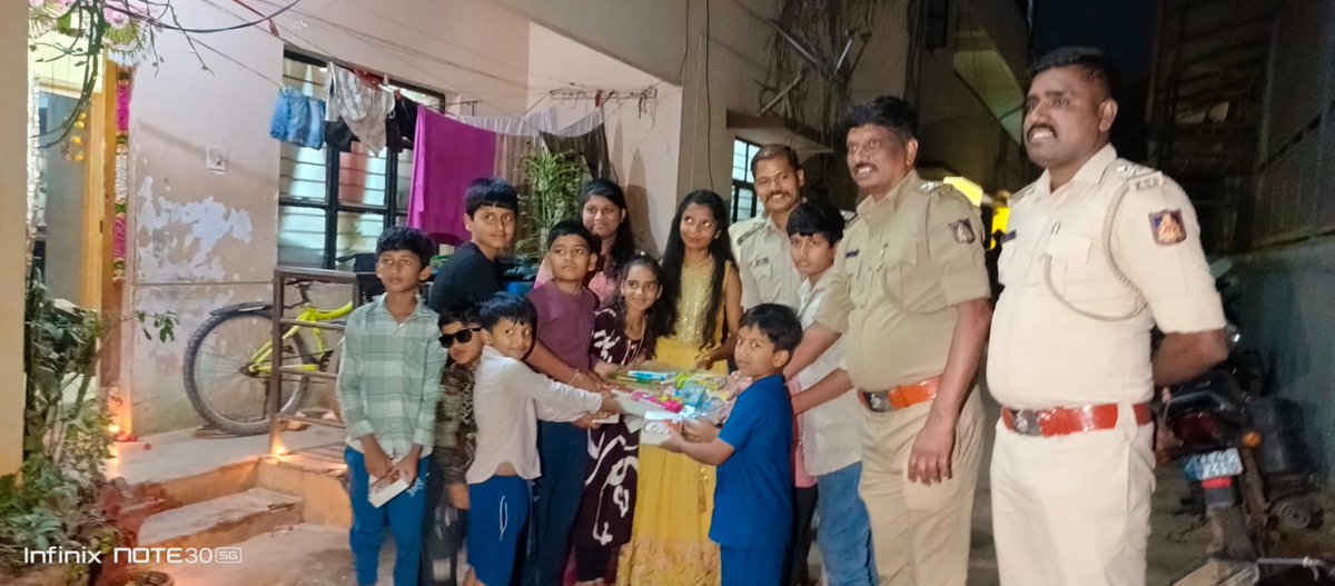 devanahalllips's tweet image. ಇಂದು ದೇವನಹಳ್ಳಿ ಪೋಲಿಸ್ ಠಾಣೆಯ ಸಿಬ್ಬಂದಿಯವರ ಮಕ್ಕಳೊಂದಿಗೆ ಪೋಲಿಸ್ ಕ್ವಾರ್ಟಸ್ ನಲ್ಲಿ ದೀಪಾವಳಿ ಹಬ್ಬ  ಆಚರಿಸಲಾಯಿತು.  ಸರ್ವ ನಾಗರೀಕ  ಬಂದುಗಳಿಗೆ ದೀಪಾವಳಿ ಹಬ್ಬದ ಶುಭಾಶಷಗಳು #WeServeWeProtect #Deepavali