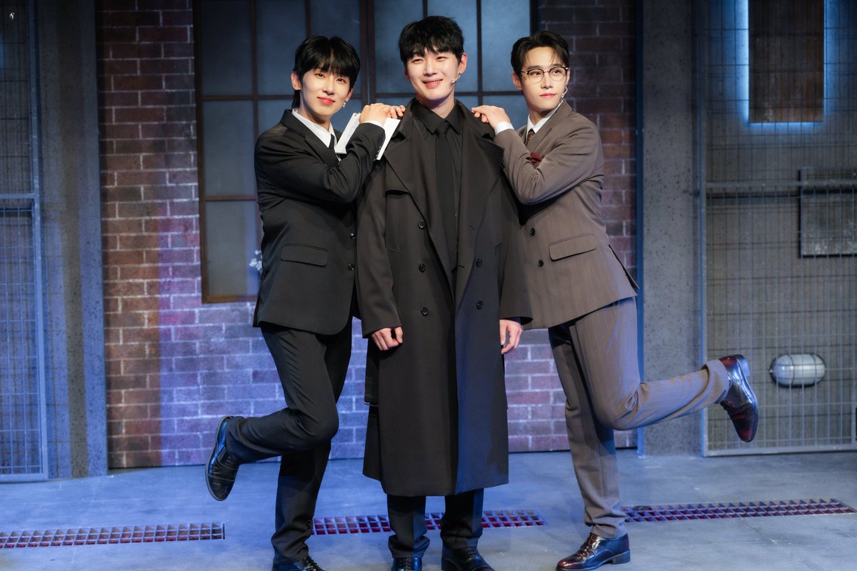 251021 밤 보더라인 무대인사

줄라이 #정재환
준 #김도빈
페브러리 #박주혁

막내 에이스 대표