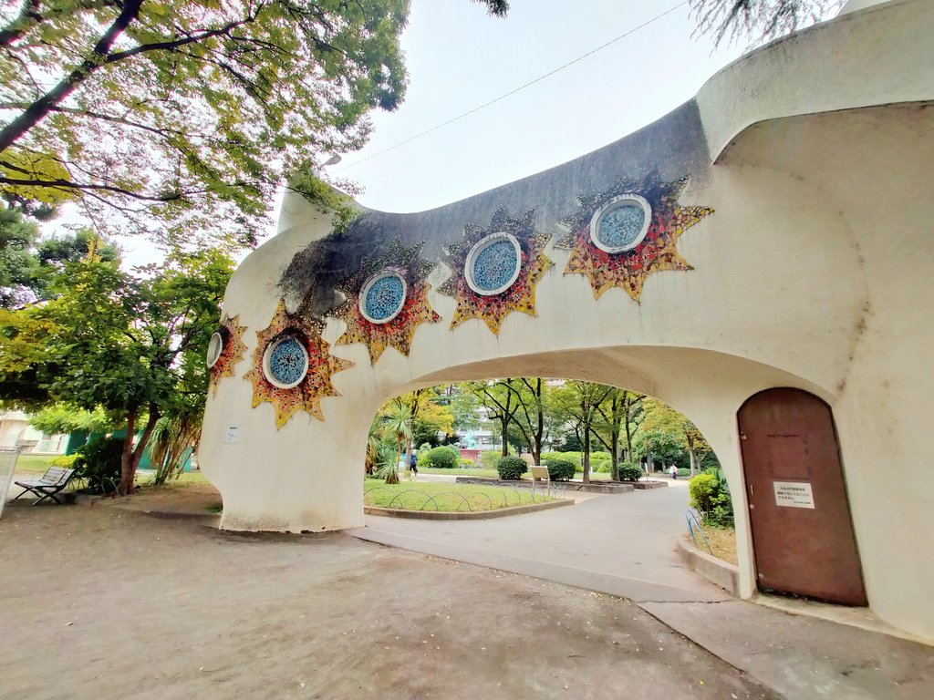 近くを通りかかったので、寄ってみた。30年位前は扉は開放されてた記憶があるんだけど勘違いかな？
そろそろ寒いな。
そろそろ☀アフリカに戻らなくては。
🇬🇲ガンビアも雨季が終わり、太鼓の季節が始まる、もう一回気持ちを新たにチャレンジだ！

#東京散歩 #オヤジの小言 #AKB