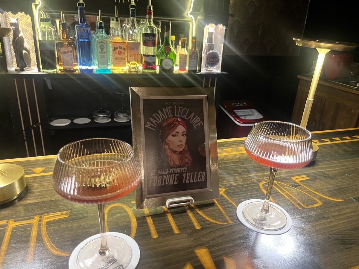 miki_in0912's tweet image. スタジオエスケープの「欲望のダイヤモンド」と「マダム・ルクレールの交霊会」に行ってきた！大阪まで日帰り強行で！
まさに体験型シネマ。アトラクションみたいで楽しかった😍
終了後のバータイムも素敵だし、入ってから出るまで非日常が味わえたな。
#スタジオエスケープ