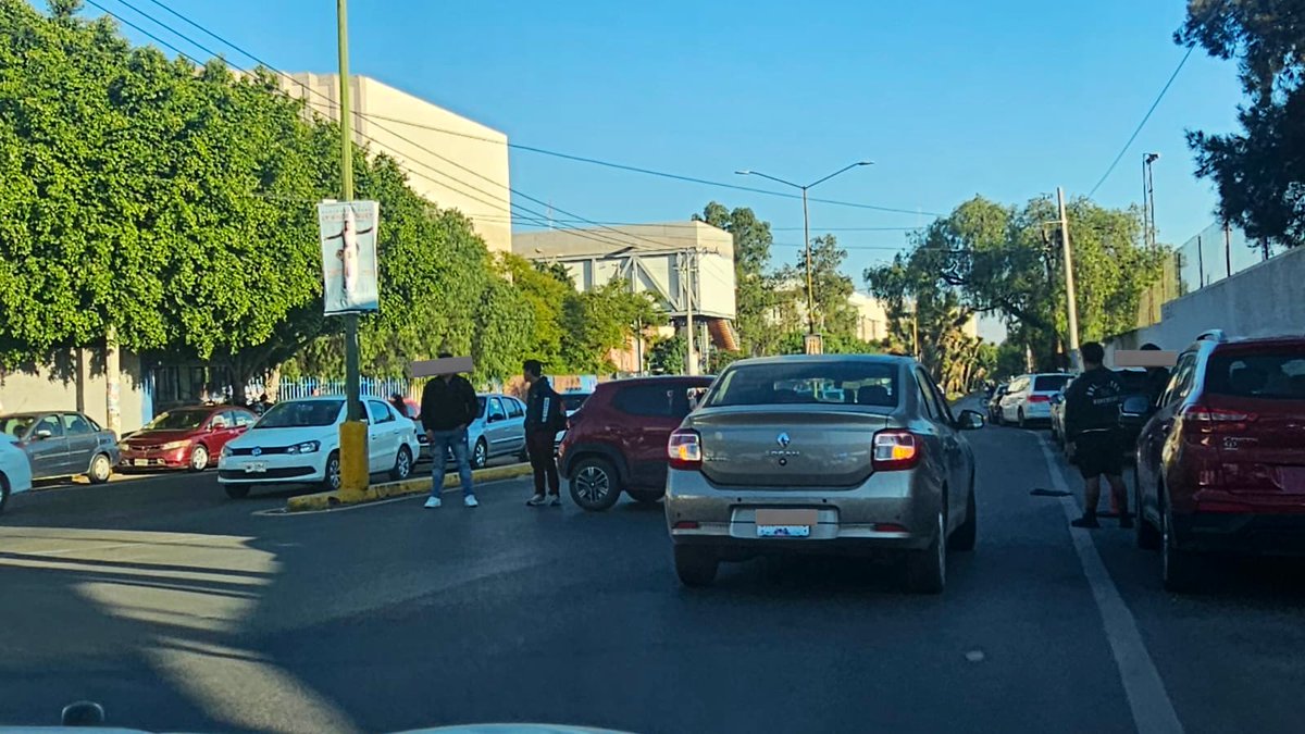 SSPCSLP's tweet image. ⚪️🔵 #ReporteVial 🚨#VialidadSLP

⚠️ Actualización 

Estudiantes universitarios realizan el cierre vial en Niño Artillero a partir de lateral de Salvador Nava Mtz. hacia Himno Nacional

🚔👮🏻‍♂️ Se mantiene despliegue por parte de Policía Vial en los diversos cierres, sal con tiempo…