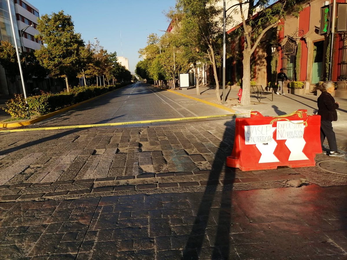 SSPCSLP's tweet image. ⚪️🔵 #ReporteVial 🚨#VialidadSLP

⚠️ Actualización 

Estudiantes universitarios realizan el cierre vial en Niño Artillero a partir de lateral de Salvador Nava Mtz. hacia Himno Nacional

🚔👮🏻‍♂️ Se mantiene despliegue por parte de Policía Vial en los diversos cierres, sal con tiempo…