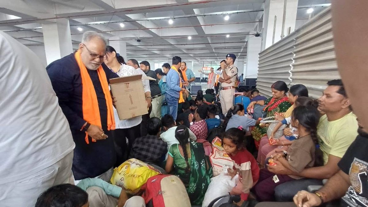 harshadpatelmla's tweet image. આજ રોજ છઠ ની પૂજા કરવા જતા યુપી અને બિહાર ના યાત્રિકો માટે ભારતીય રેલવે દ્વારા સવિશેષ ટ્રેન નું સાબરમતી રેલવે સ્ટેશન થી કરવામાં આવી હતી જેમાં યાત્રિકો માટે મુસાફરી દરમિયાન આજે સેવા આપવાનો અવસર પ્રાપ્ત થયો હતો.