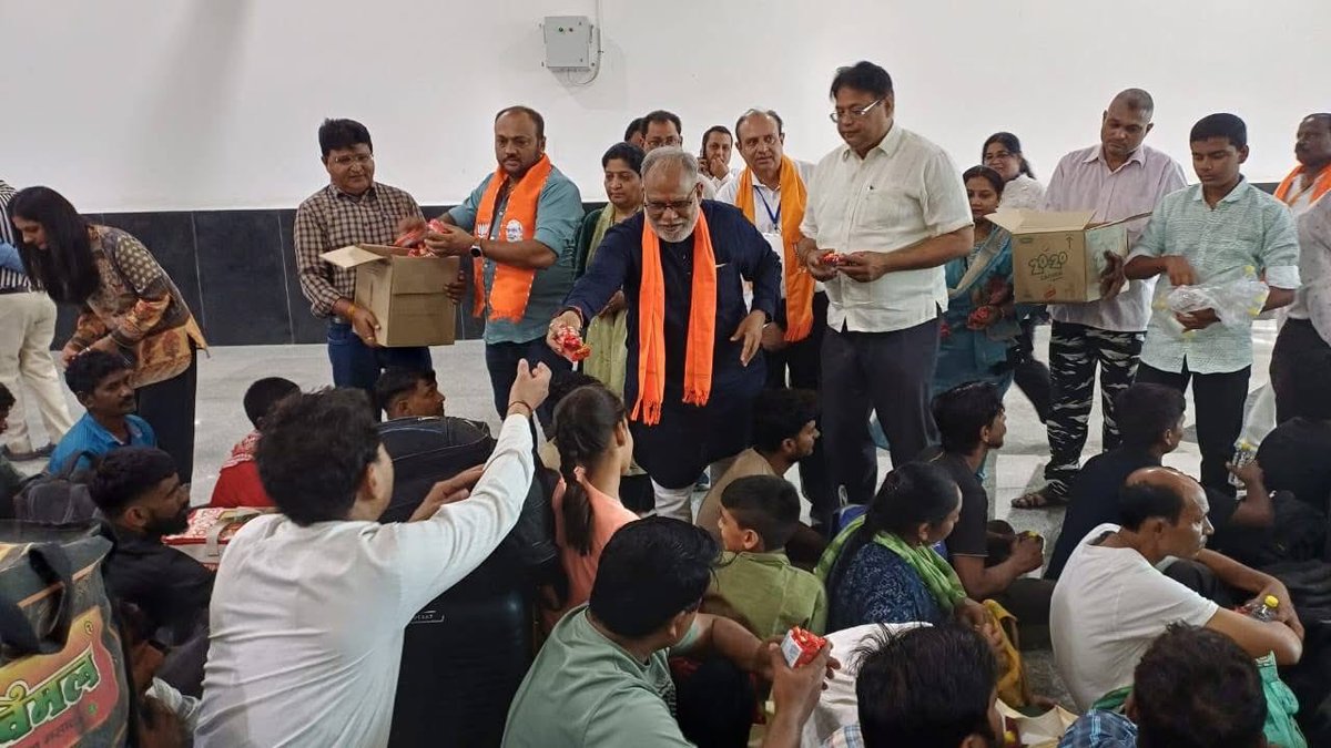 harshadpatelmla's tweet image. આજ રોજ છઠ ની પૂજા કરવા જતા યુપી અને બિહાર ના યાત્રિકો માટે ભારતીય રેલવે દ્વારા સવિશેષ ટ્રેન નું સાબરમતી રેલવે સ્ટેશન થી કરવામાં આવી હતી જેમાં યાત્રિકો માટે મુસાફરી દરમિયાન આજે સેવા આપવાનો અવસર પ્રાપ્ત થયો હતો.