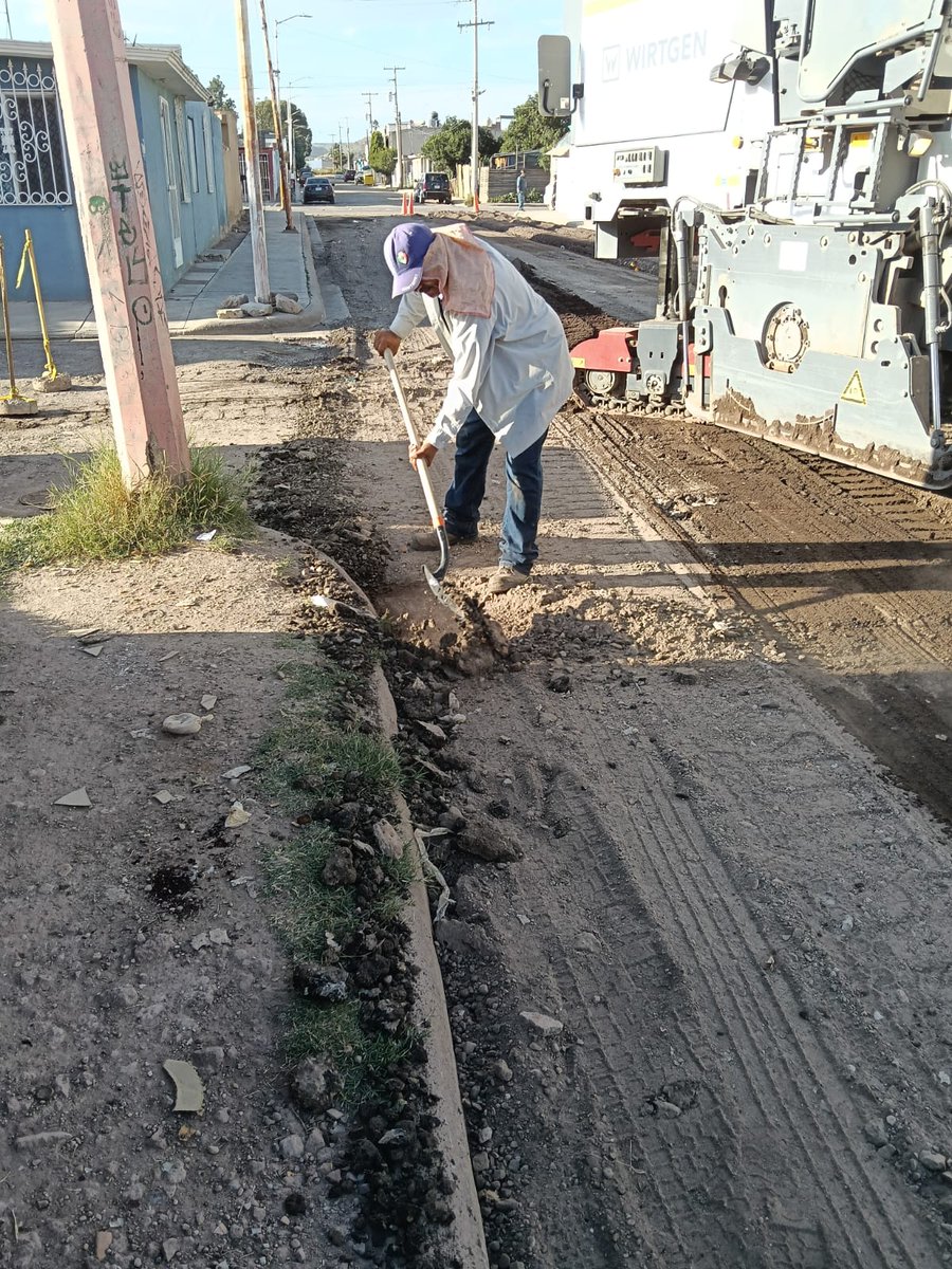 ObrasPublicasDG's tweet image. 🚧 Se realizan trabajos de terracería y fresado en la calle Nellie Campobello entre calle Perimetral Ferrocarril y Lago Texcoco, en la colonia Santa Amelia.

Seguimos trabajando por dejar mejor movilidad en las calles del municipio.

#DurangoEsElCamino