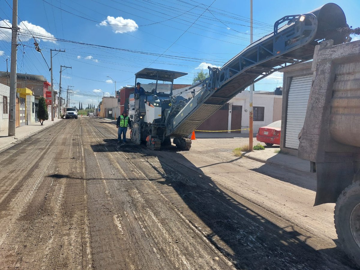 ObrasPublicasDG's tweet image. 🚧 Se realizan trabajos de terracería y fresado en la calle Nellie Campobello entre calle Perimetral Ferrocarril y Lago Texcoco, en la colonia Santa Amelia.

Seguimos trabajando por dejar mejor movilidad en las calles del municipio.

#DurangoEsElCamino