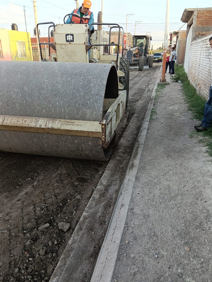 ObrasPublicasDG's tweet image. 🚧 Se realizan trabajos de terracería y fresado en la calle Nellie Campobello entre calle Perimetral Ferrocarril y Lago Texcoco, en la colonia Santa Amelia.

Seguimos trabajando por dejar mejor movilidad en las calles del municipio.

#DurangoEsElCamino