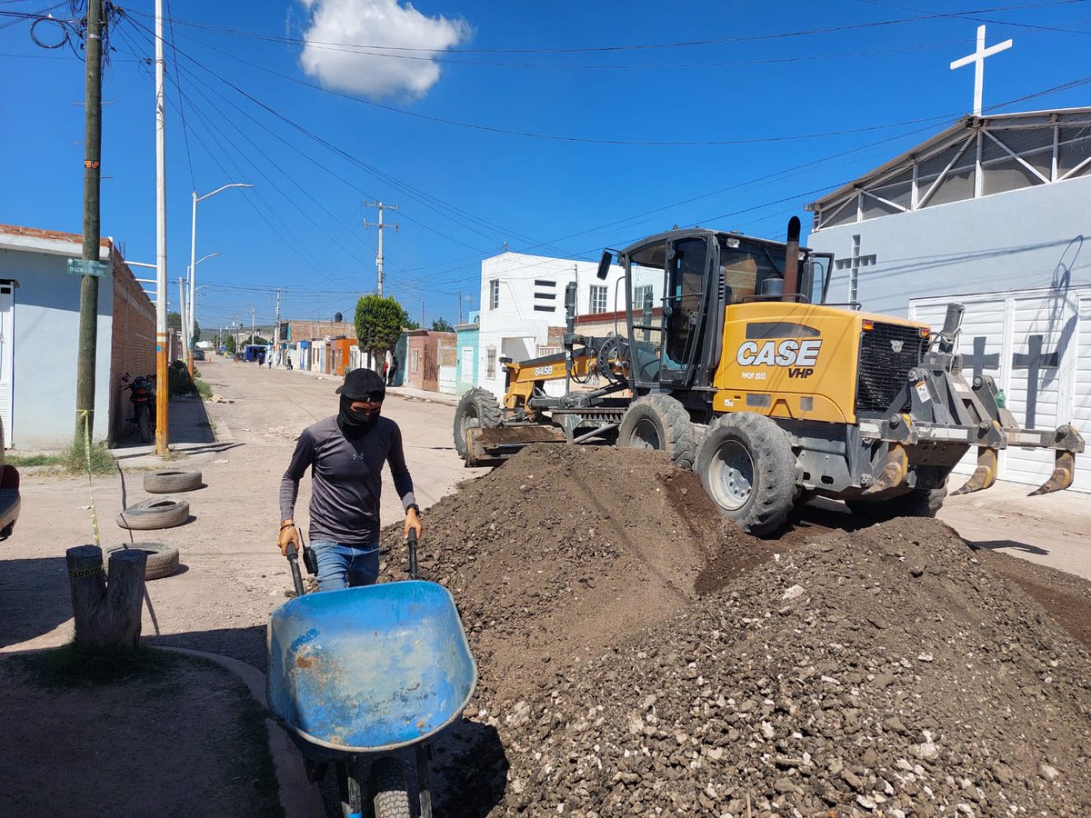 ObrasPublicasDG's tweet image. 🚧 Se realizan trabajos de terracería y fresado en la calle Nellie Campobello entre calle Perimetral Ferrocarril y Lago Texcoco, en la colonia Santa Amelia.

Seguimos trabajando por dejar mejor movilidad en las calles del municipio.

#DurangoEsElCamino