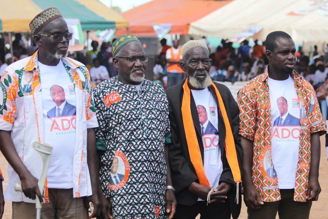 À #Kaniasso, 100 % des cartes d’électeurs ont été retirées ce mardi 21 octobre 2025. L’information a été communiquée en public. 
Aux côtés des élus et cadres du #Kabadougou et du #Folon, Maître Adama Kamara a poursuivi la sensibilisation à la bonne conduite du vote.