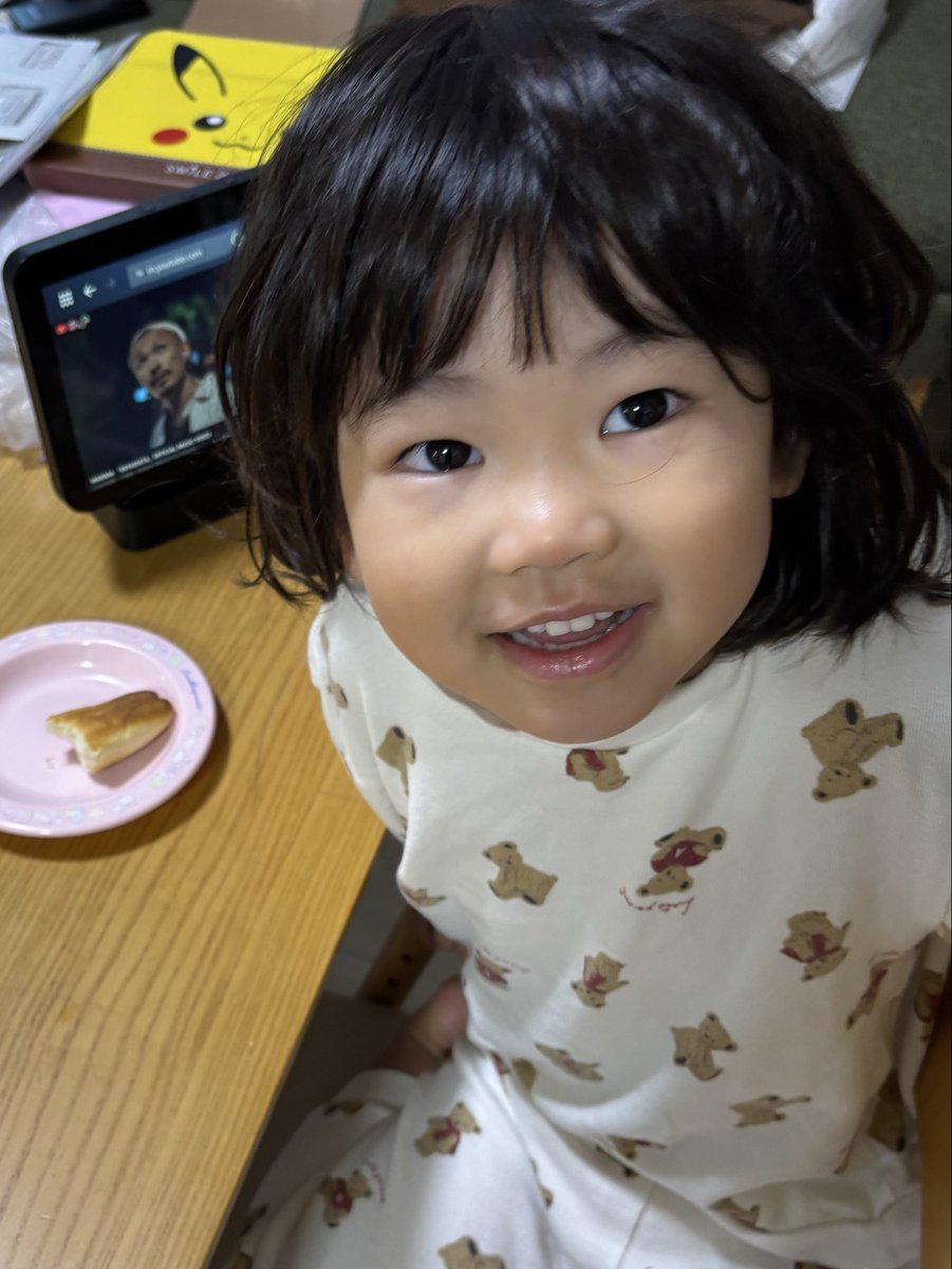 Kazuhir07877691's tweet photo. AM5:00
夜に見ようとしてママに怒られたから
朝早起きでMVを楽しむ娘

娘　パパ早く起きて写真撮らないと
　　KENTA君が消えちゃう！

#WANIMA
@WANIMA_KENTA
#バンブー
#BAMBOOM https://t.co/pMfdcdveNh