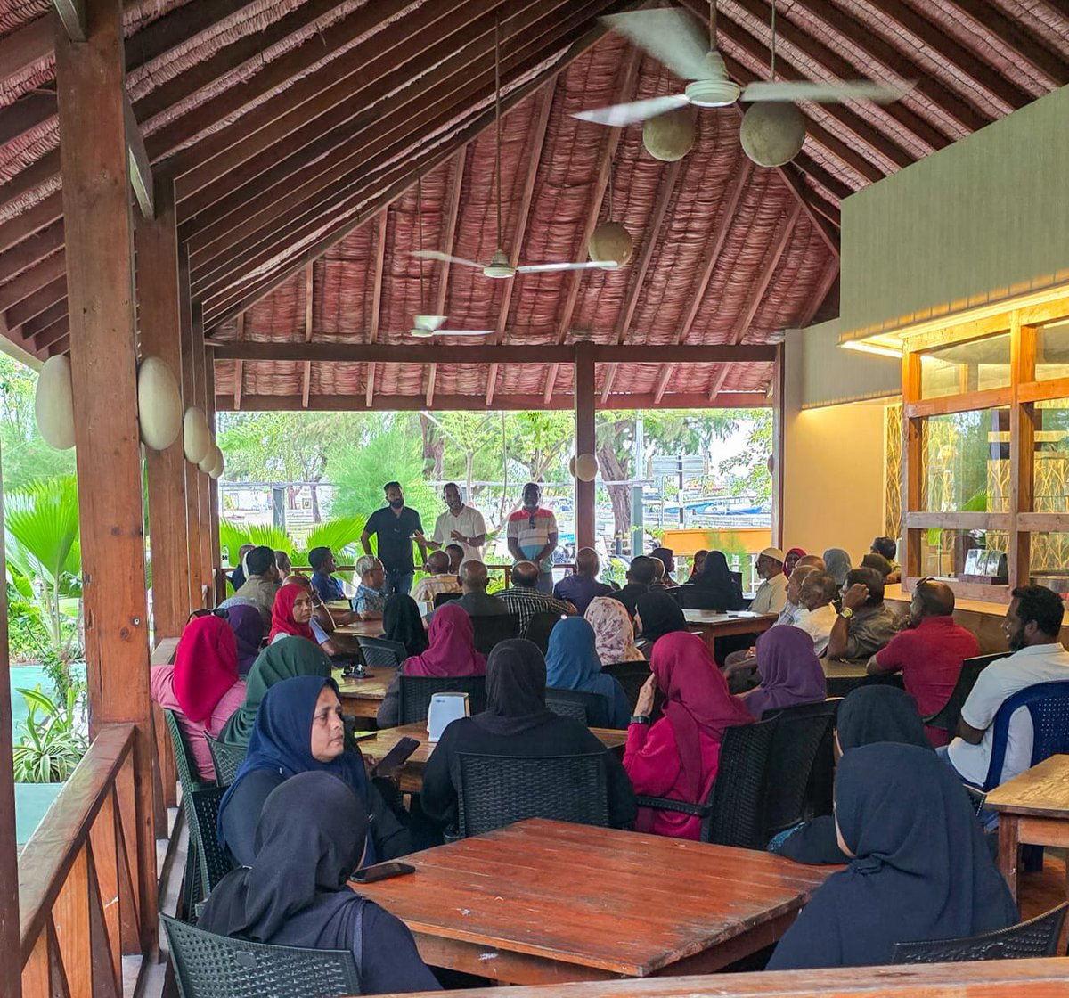 އައްޑޫގައި  މިމަހު 25 ވަނަ ދުވަހު ބޭއްވޭ ކައުންސިލް ރިފަރަންޑަމް ވޯޓުގެ އިންތިޒާމް ހަމަޖެއްސުމަށް މިއަދު ބޭއްވި ބައްދަލުވުން.