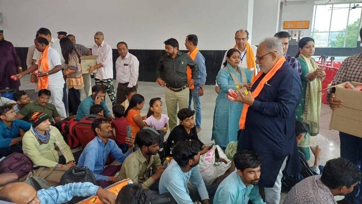 harshadpatelmla's tweet image. આજ રોજ છઠ ની પૂજા કરવા જતા યુપી અને બિહાર ના યાત્રિકો માટે ભારતીય રેલવે દ્વારા સવિશેષ ટ્રેન નું સાબરમતી રેલવે સ્ટેશન થી કરવામાં આવી હતી જેમાં યાત્રિકો માટે મુસાફરી દરમિયાન આજે સેવા આપવાનો અવસર પ્રાપ્ત થયો હતો.