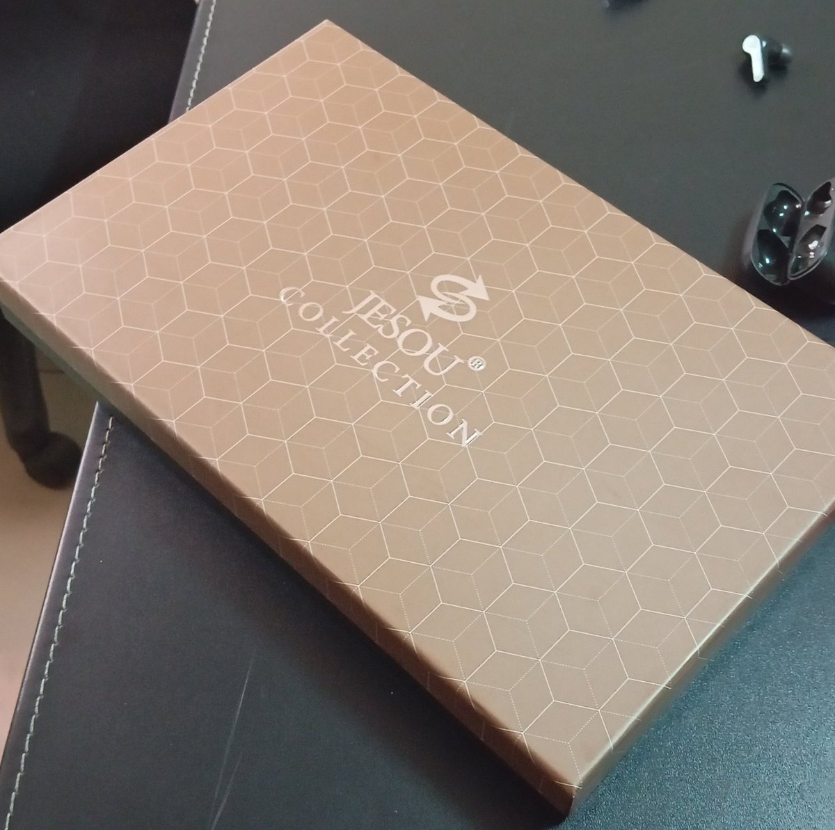 Code4jeph's tweet image. Okay!!
So i am turning a year older today Someone dropped a parcel in my office
And in it they never stated who they are.
I have tried figuring out who they are but I can't find any evidence 😭
This is the most beautiful thing I have ever seen in my life❤️
Whoever you are…
