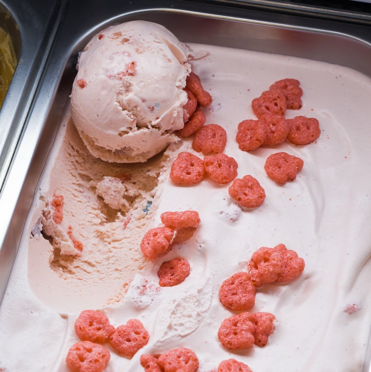 El decadente y nostálgico 🧟‍♀️ FRANKEN BERRY 🍓 es un cremoso gelato que sabe full a lechita de cereal de fresa con muchos, pero MUCHOS chunks de cereal y sus suavecitas malvitas 🤤

Pide el tuyo en 🔗 cuanto.app/mukaheladeria 🍦👻