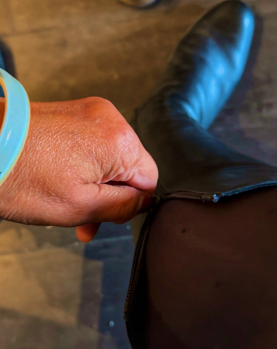 Das Geräusch des Reißverschlusses.
Der Duft von Leder und Nylon.
Du zitterst schon, bevor ich überhaupt aufstehe….

#StiefelQueen
#KeuschFürMich
#TributOderStille

<a href="/Brun0Parent/">BRUNO THE RT SUB</a> <a href="/RTDoms/">FemDom Promo</a>