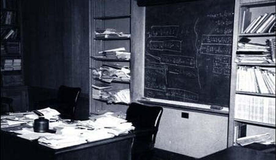 TechDropsNetEs's tweet image. Incluso los genios cometen errores! Una mirada a los casos en que las teorías de Einstein no eran del todo precisas, pero aún así influyeron profundamente en la física. #noticias  #Einstein #Fisica #Relatividad #Cosmologia
Link: es.techdrops.news/post/el-genio-…