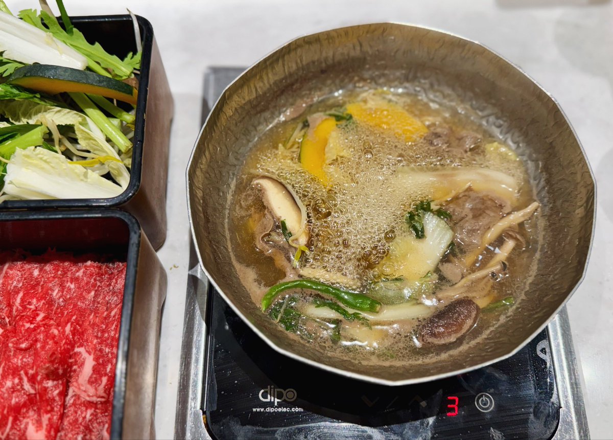 깔끔하게 먹을 수 있는 1인팟 샤브샤브를 좋아하는데, 다 비슷해 보여도 육수랑 고기 상태에서 의외로 맛의 차이가 꽤 나는 메뉴다. 가본 곳들 중에서 제일 만족스러웠던 샤브카덴 이름에서 알 수 있듯이 우동카덴의 정호영 쉐프님이 하는 곳