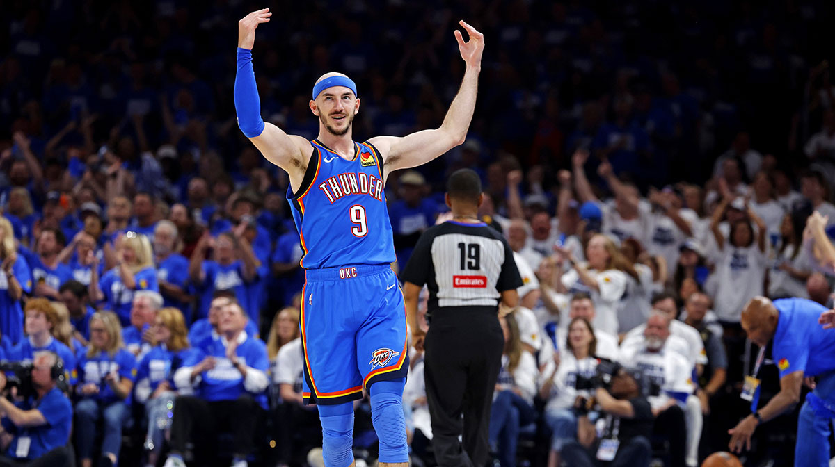 AlgoX_BlackBox's tweet image. Alex Caruso — Over 1.5 Threes (+117)
Projected 30 min with extra spacing duty vs Houston’s packed paint. Catch-and-shoot volume + quality looks = value at plus money.
#AlgorithmX #NBA #SportsBettingX #NBAPicks