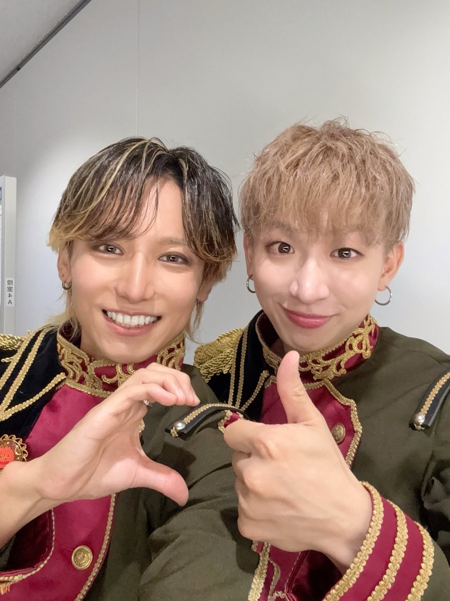 こちらはとみ💜

その昔は公式アンチとして仲良く活動していました(？)
過去の全てを美化するつもりはないけど、今回一緒にステージに立てて本当に嬉しかった。ありがとう！！

ずっと幸せでいて欲しい大切な1人。

#cosmicii
#DD横アリ