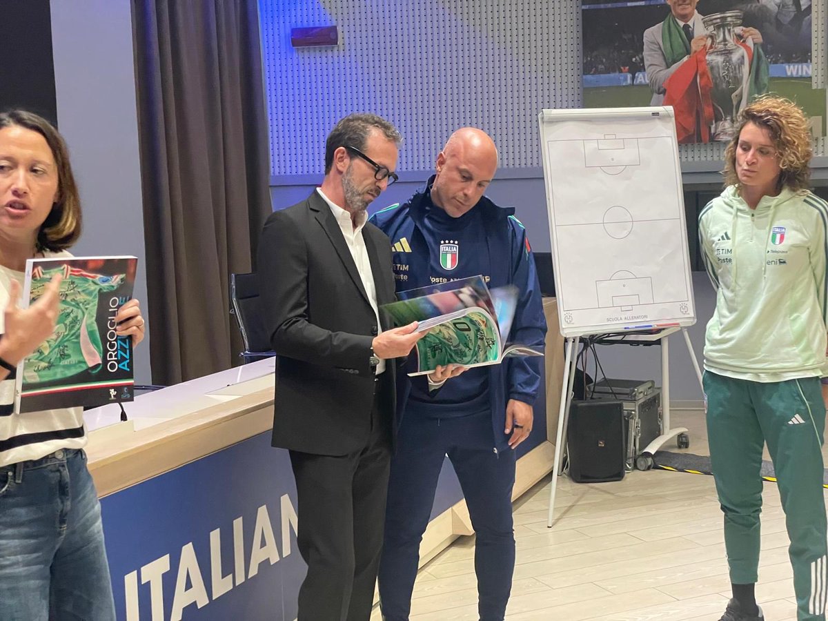 🔵 Oggi il Presidente Umberto Calcagno, assieme a Sara Gama e Chiara Marchitelli, ha incontrato le Azzurre a Coverciano. 

🇮🇹 Al termine dell’incontro, le calciatrici hanno ricevuto un libro fotografico sull’ultima avventura europea.