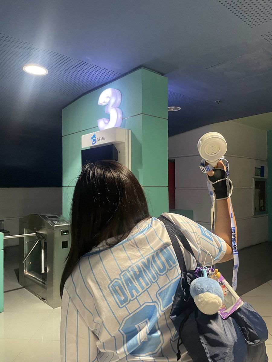 shamsthefoodie's tweet photo. Inggit lang ako sa mga @oncehq sa manila hahaa #SMLIPA #once @smsupermalls  @smtickets walang kahit anung bakas ng #ONEINAMILL10N sa labas 😭🍭

Anyways, as someone who overcome anxiety naiyak ako kay MINA AT JEONGYEON huhu. #TWICE_10th_Anniversary #TEN_The_Story_Goes_On  #ONCE https://t.co/xMjRwIg1Pc