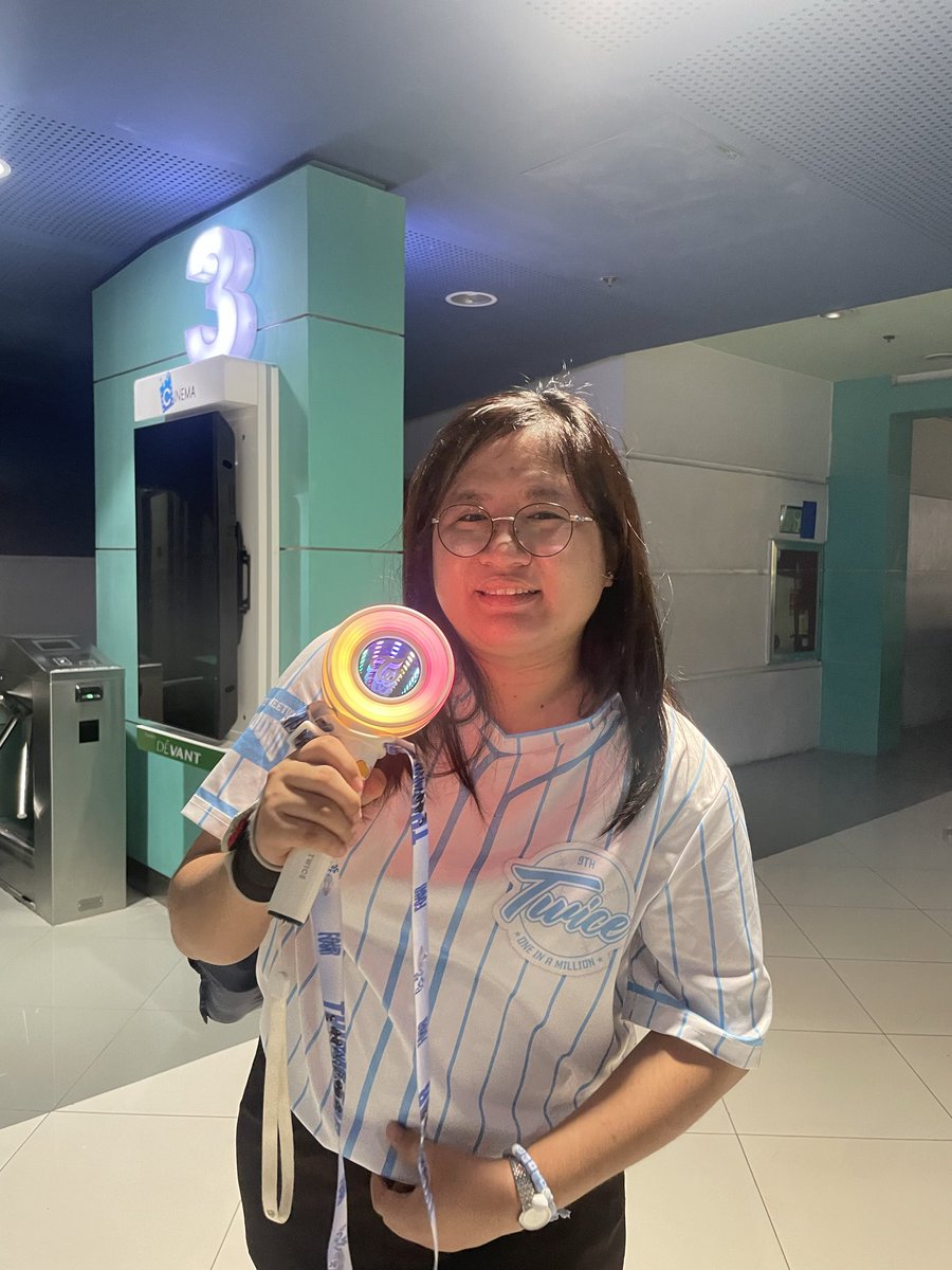 shamsthefoodie's tweet photo. Inggit lang ako sa mga @oncehq sa manila hahaa #SMLIPA #once @smsupermalls  @smtickets walang kahit anung bakas ng #ONEINAMILL10N sa labas 😭🍭

Anyways, as someone who overcome anxiety naiyak ako kay MINA AT JEONGYEON huhu. #TWICE_10th_Anniversary #TEN_The_Story_Goes_On  #ONCE https://t.co/xMjRwIg1Pc