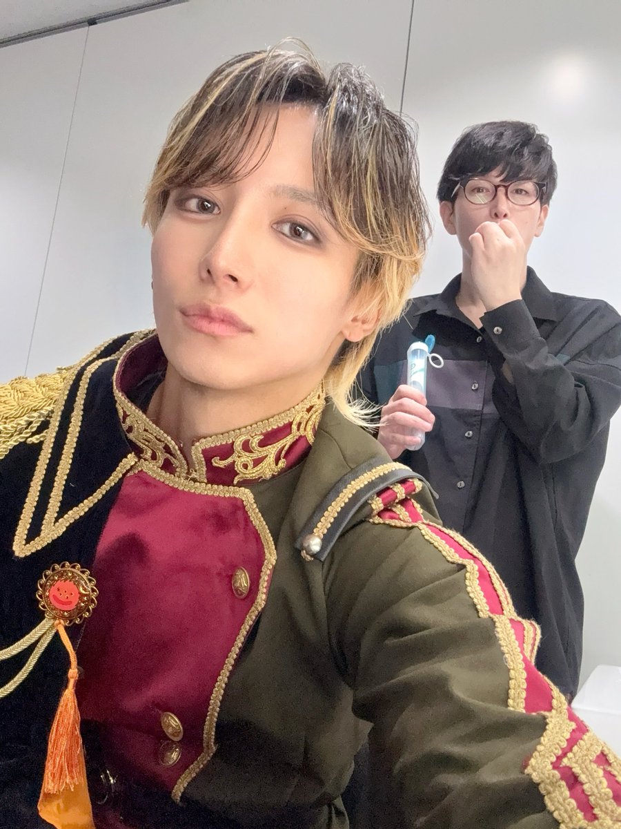 こちらはつるてぃー💙

卒業した今たまーーーに楽曲聴き返して思う。歌が上手すぎて草。そして横アリでもね😹

なんか自撮り撮ってたら歯磨きフェードインしてきた。

#cosmicii
#DD横アリ