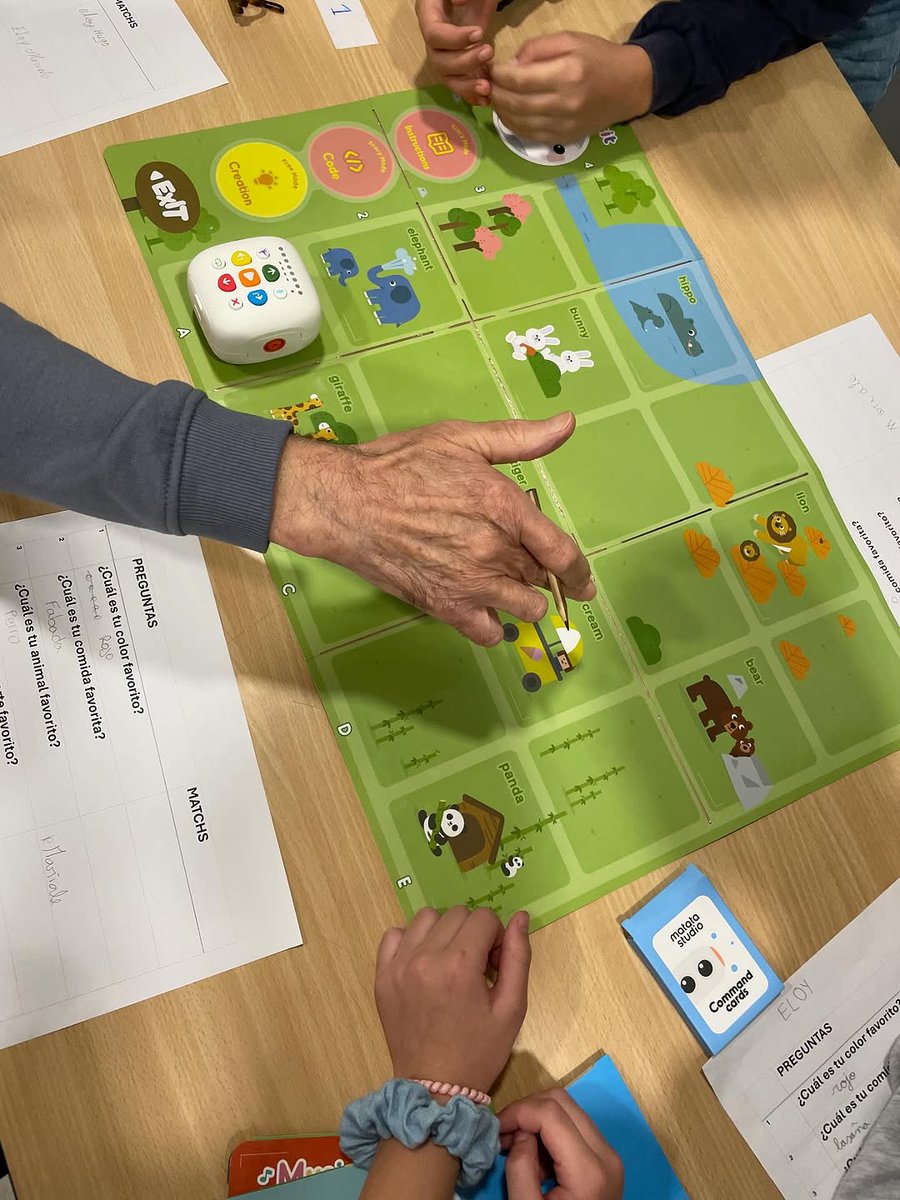 Los alumnos del CEIP José Saramago de Rivas-Vaciamadrid, participan con el centro de mayores en un proyecto de aprendizaje servicio utilizando la dotación #CodigoEscuela4_0_Madrid #IF_CMadrid

instagram.com/p/DQEuQ4UDGej/…