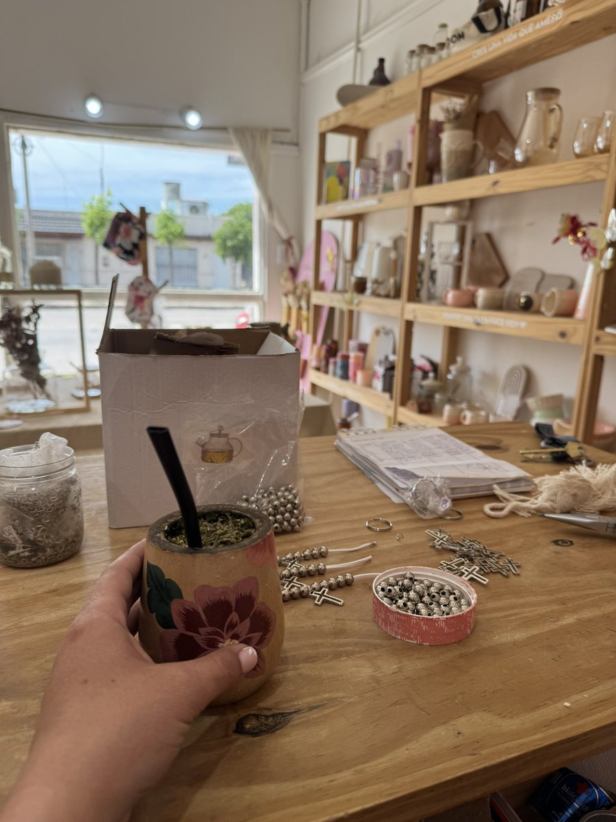 barorocio's tweet photo. Mates, souvenirs, local, emprender y ustedes de fondo ! Ya un año escuchándolos 🩷 ya un año de mi essência #nadiedicenada https://t.co/RK5jA8fJAC