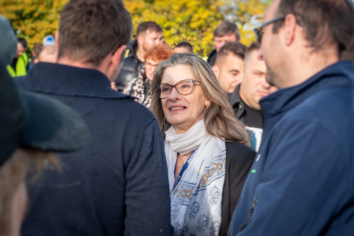 🔴Je suis au milieu des agriculteurs devant le Parlement européen à Strasbourg.

La baisse de 24 % du budget de la PAC est inacceptable !

Cette politique doit garantir notre souveraineté alimentaire, un revenu digne aux agriculteurs et l’avenir des jeunes qui s’installent.