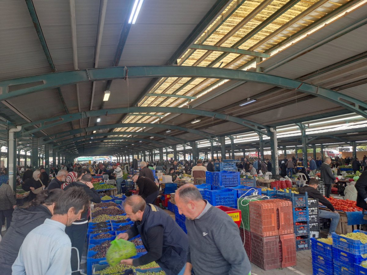 Karizma Pazarı'na bu hafta Edremit'ten zeytin geldi. Kırma makinası da mevcut. Evlerde zeytin kurma zamanı.